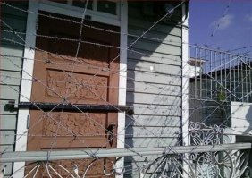 Не знаю кого там заперли, но я-бы близко не подошёл...