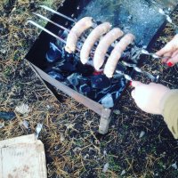Вот Америку открыли, я так и курицу жарю, на два шампура курицу нанизываем и переворачиваешь свободно!
