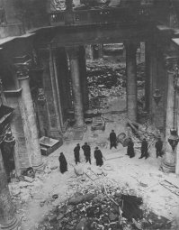 Самую емкую надпись на стене Рейхстага оставил некто Сидоров. О ней упоминает Николай Никулин в своей книге «Воспоминания о войне»:
«Лучший автограф, который я видел, находился, если мне не изменяет память, на цоколе статуи Великого курфюрста. Здесь имелась бронзовая доска с родословной и перечнем великих людей Германии: Гёте, Шиллер, Мольтке, Шлиффен и другие. Она была жирно перечеркнута мелом, а ниже стояло следующее: «Е.б.а.л я вас всех! Сидоров».
Смеялись все: от рядовых до генералов)))