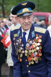 На эмблемы посмотрите, это по поводу "летчика".