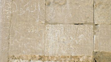 И насчет облицовки. Если облицовка сделана хорошо, то ее сделать [хорошо] могли только сами египтяне. Проще говоря, гипотетически: некая пра-цивилизация оставила пирамиду из грубых плохо-отесанных блоков со щелями. Спустя тыщи лет пришли фараоны, "отреставрировали раствором", начеркали иероглифов, а потом сверху всю пирамиду обложили облицовкой, которая по мнению всяких альт.историков супер-сверх-технологичная, раз где-то есть состыковки, куда не просунуть лезвие бритвы. Логика у таких историков не то что хромает, она из инвалидной коляски вылезти не может.

На фото облицовка, как видим щели тоже есть.