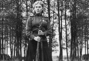 Она самая - ШАНИНА РОЗА ЕГОРОВНА !!!
Советский одиночный снайпер отдельного взвода снайперов-девушек 3-го Белорусского фронта, кавалер ордена Славы; одна из первых женщин-снайперов, удостоенных этой награды . Была известна способностью вести точную стрельбу по движущимся целям дуплетом — двумя идущими друг за другом выстрелами . На счету Розы Шаниной записано 59 подтверждённых уничтоженных солдат и офицеров противника .

Участница Вильнюсской и Инстерсбургско-Кёнигсбергской операций. Несмотря на то, что Роза Шанина участвовала в боевых действиях менее года, газеты стран Антигитлеровской коалиции прозвали её «невидимым ужасом Восточной Пруссии» . 28 января 1945 года Роза Шанина скончалась от ран, полученных накануне во время прикрытия тяжелораненного командира артиллерийского подразделения .