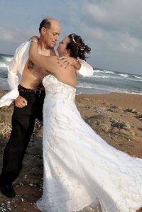 За такого мачо любая побежит)))...