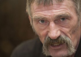 и его реальный прототип ветеран САС Джон Томас Макалис возглавлял команду SAS, освобождавшую заложников в иранском посольстве в Лондоне в 1980 году. Позднее участвовал в Фолклендской войне. Был телохранителем у трех британских премьер-министров.