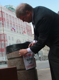 В центре города на Тверской, украли меньше, каждое дерево стоило «всего» 260 000 рублей. 

А пару лет  назад деревья  на Тверской устанавливали в кадках, выделяли на это 529 миллионов.
Очень быстро выяснилось, что баснословные деньги потрачены вовсе не на озеленение, а на урны, лавочки и контейнеры для деревьев. При этом цена этих предметов завышена минимум в 10 раз!
Для распила применена хитрая схема. Объявленные было торги по озеленению были отменены,
после чего через Правительство Москвы проведено специальное распоряжение о выделении субсидии ГУП «Государственный природоохранный центр».
Ради обхода 94-го закона мошенникам пришлось нарушить Бюджетный кодекс, по которому ГУПы могут получать субсидии только в конкурентном порядке. Распоряжение Собянина о выдаче субсидии я уже обжаловал в прокуратуру.
ГУП, в свою очередь, большую часть миллионов направил на субподряд.
Но тут распильщики облажались. Они не учли, что теперь действует закон 223-ФЗ, траты ГУПа должны публиковаться и можно очень легко посмотреть, куда утекают деньги москвичей.
Согласно документации, в ходе спецоперации по «озеленению», только урны, скамейки и контейнеры, куда сажали деревья и кустарники, стоят общей сложностью 289 686 260 р.
За один комплекс из трех кадок и лавки город заплатил более 1,8 млн рублей, тогда как его рыночная стоимость не превышает 400 тысяч. Одна урна обошлась москвичам в 300 тысяч при рыночной стоимости в 30 тысяч, а кадка – в 570 тысяч против 110 тысяч