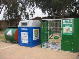 в израиле на каждоц улице стоят вот такие урны, и туда выкидывают пластиковые бутылки, картону материалы ит.д просто ради переработки