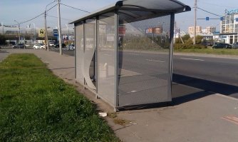 Точно, а я сразу не вкурил))
Вот вам ещё пример остановки. Таких остановок много в Питере. Изначально стенки были стеклянными, чтоб защитить ожидающих от ветра. Потом стёкла зачем-то выбили и поставили решётки. Зачем, спрашивается?