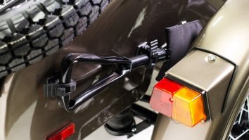 Стопарь гвоздём прибит что ли?