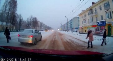 Кому из пешеходов помешала тойота? Бабка остановилась на секунду убедится что тойота ее пропускает? Нарушений ПДД конкретно на этом видео нет. 

Но несть одно НО. Водитель когда приближается к пешеходному переходу на котором машины начали движение думает что пешеходы все прошли, так за тойотой мог вылететь очередной пилот и сбить девку.