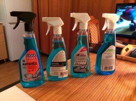 Тут давеча со мной тоже казус приключился, в общем надоело мне каждое утро скребком чистить зеркала и лобовуху от льда и инея за ночь намерзшего, у моего акцента они без подогрева и ждать при наших морозах 20мин. пока лобовуха начнет оттаивать тоже не комильфо, еще минус - летом на стекле при солнце заметны микроцарапины.В общем пошел я в известный магазин "А...шан" и приобрел себе размораживатель стекол (средний по цене), надпись на котором оптимистично гласила, что разморозит даже при минус 40°. На следующее утро (-23°) я одухотворенный иду к своей машине предвкушая как не буду больше бегать вокруг нее соскребая изморозь со стекл, а буду спокойно мерзнуть сидя внутри. Подошел, завел двигатель (пусть прогревается) и приступил, попшыкал на стекло и с удовольствием наблюдал, как лед действительно начал таять, а что не таяло то медленно сползало вниз, для верности обпшикал стекло еще раз. Через пару минут решил остатки льда смахнуть щеткой и вот тут мою голову посетила неожиданная мысль: "это еще что за нах ???", стекло выглядело как будто на него вылили полбутылки подсолнечного масла, т.е. оно было реально все не то в масле, не то в жире. Набрав снега я, уже не так одухотверенно, начал чистить его от снега, но оно зараза даже и не думало очищаться, вспомнив, что в бардачке лежит пачка влажных спиртовых салфеток я решил протереть ими. Сломав пару салфеток при попытки их достать бросил эту идею. В итоге я потом еще 15 минут бегал вокруг машины и пытался очистить стекло от жира, чтобы более менее можно было ездить. В общем мужики не ведитесь на эту хрень (или мне так не повезло), но я эту штуку теперь использую только на резиновые дверные прокладки, чтобы не примерзали.