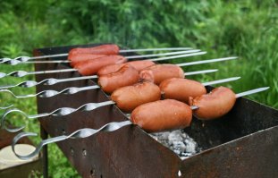 Это смекалка? это тупость женская, что мешало вот так сделать, и ничего не уронить в угли?