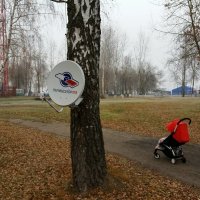 Иногда другого решения просто не остается. Например на загородных домах, когда кругом высоченные деревья, а владелец не хочет или не может рубить просеку в направлении спутника