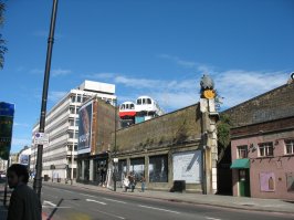 Лондон. Вагоны метро на крыше - офис айтишной конторы. Они же и пакмана, грызущего фунт,  на углу дома состряпали.