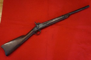 Я и не путаю. В те времена было валом обычного строгого в своём изяществе оружия. :) Все эти резные и узорчатые пистолеты Фаберже делались для знати и высоких армеских чинов. Во все времена было оружие для попугаев и для обычных людей. Достаточно сейчас посмотреть на фотки позолоченных АК и дезерт иглов отделанных брильянтами :) 
Как говорил Борис Бритва "Даже если не выстрелит, таким всегда можно врезать по башке"