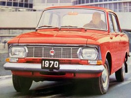 Голубая, по середине передней решетки.
И решетка тоже своя, Ижевская.
Вот москвич (стилизованный Кремль на емблеме):