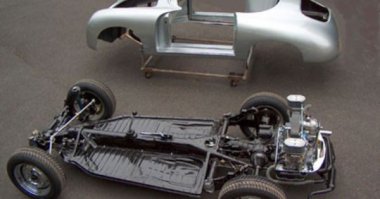 Спасибо, коллега, я тоже готовился орать насчет "Пружинная подвеска находилась в задней части, а ведущий мост с трансмиссией - в передней части". Таки переднеприводний без передней подвески? Вот вам. Тоннель на полу салона служит ребром жесткости кузова и для кулисы переключателя передач.