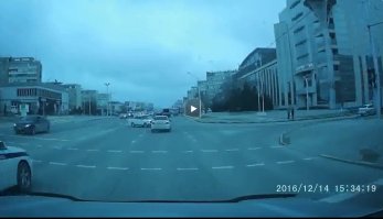 Если в Казахстане есть ГОСТы, скорее всего такие же как и в РФ, то на перекрёстке куча нарушений ГОСТов. Стоп линия должна быть за 10 метров до светофора, иначе водителю не видно светофор. Либо стоп-линия должна быть за 5 метров, при наличии светофора(дублирующего) на той же опоре, но на расстоянии не выше 3м от земли. В данной ситуации водитель со стоп-линии вобще не видел светофор. За перекрёстком я тоже не увидел дублирующих светофоров. Вот посмотрите скриншот, регистратор стоит на стоп-линии, а светофоров ни каких не видно.