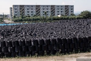 Ах какие японцы молодцы, смотрите как красиво выкладывают радиоактивный мусор!!! 
Фукусима до сих пор продолжает засорять радиацией тихий океан, и как видим Курилы в стороне от течений... лакомый кусочек.