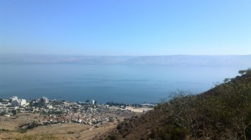 Голаны... там прекрасно! Такие виды - аж дух захватывает!
И, конечно, Кенерет! Прекрасное Галлилейское море. 
(на фото вид с горы Береники на Кенерет и город Тверия (Тибериас) )