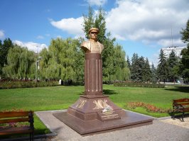 И в Донецке в центре есть проспект Ватутина и памятник на этом же проспекте, возле здания горсовета