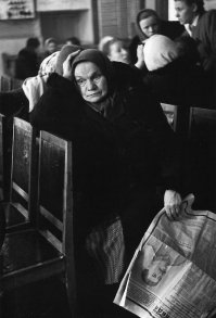 Эта фотография очень хорошо передаёт общий настрой- "И как теперь жить?"