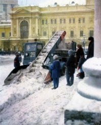 Дети, взрослые и здоровенная снегоуборочная машина. Ну, и кто и куда тут может попасть ногой? Обратите внимание - на железной дороге при прохождении поезда все работающие на путях - стоят и НИЧЕГО НЕ ДЕЛАЮТ. Чего проще то?