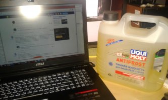 Вот такая замерзает до льда в -15? По моему тебе продали какие-то помои. Эта в -20 просто густеет настолько, что перестает добивать до верха стекла. Это единственное что я замечал. Но оно и понятно - против физики не попрешь. 

Источник:  © Fishki.net