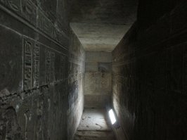 Катакомбы в Хатхоре. Пыль, песок,условия съёмки и камера та же. А пыли на снимках нет))) Ладно, это прикольно любителям мистики мозг выносить.