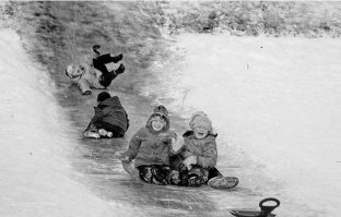 Фото не из Советскосоюзного времени! Не было, тогда, ледянок и одежды такой!