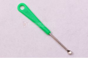 Для того чтоб детям почистить ушки, мы используем ухочистку. Это такая маленькая ложечка.