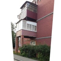 Судя по кирпичной кладке, дом начала прошлого века. И вот нашлись два урода, которые его изуродовали. Неужели с разрешения местной власти?!