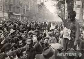 Автор, не неси чушь про восстание. Вылезли недобитые фашисты при поддержке Запада и начали убивать коммунистов и сочувствующих. Заметь, что СССР до поры не вмешивался, и вот что получилось:
