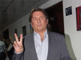 Юрий Лоза негодует. Кто такие Битлс? Почему Битлс?
В ответ он публикует свою первую и свою последнюю фотографии.
