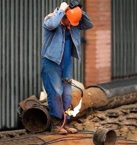 А что не так с этим парнем? Каска есть, очки нацепил - ПБ выполнил. А ... резак горящий. Да его и не горящий между ног зажимать нельзя. Если просто кислородный шланг сорвёт - будет "просто" больно; если "шутник " редуктор крутнёт на баллоне, может  "просто" детей не быть.