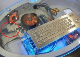 умиляет такое сочетания супер дорогого компьютерного корпуса-стола и бюджетного монитора с аналоговым VGA интерфейсом.