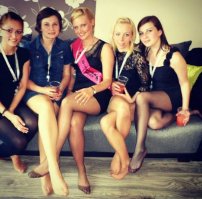 Это странное фото девушки со скрещенными ногами свело интернет с ума