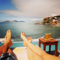 25 $ в день) Я так понимаю это они с чужими бокалами фотографируются :)