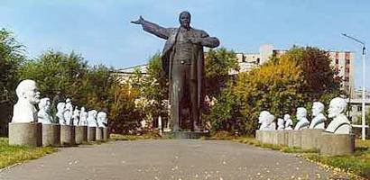 А в городе Семипалатинске, что в Казахстане собрали все памятники вождю в одном месте.