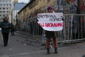 "Логика" зашкаливает...
"Смотришь каналы про животных? Ты - зоофил!"
"Смотришь детские каналы? Ты - педофил!"