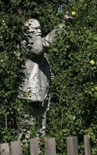 Ленин за сбором яблок :)