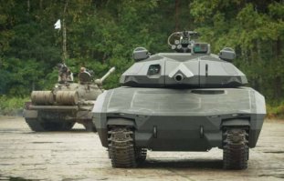 зато теперь у поляков есть свой танк!
это ничего, что он из фанеры и пенопласта – потом кровельным железом укрепят  :)