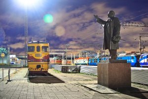 добавляю своего: раньше на Финляндском вокзале, СПб стоял