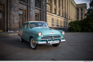 Хром - не положено. На М-21В не было хрома. Кстати, если бы он был, то шел бы только по низу, без окладов на стеклах.

Вторая серия и фонари. Вы имеете ввиду так называемые переходки? Переходные модели были и у 2-3 выпуска. Это тот случай, когда имеющийся задел деталей устанавливают на новую серию.