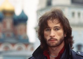 Игорь Тальков (1956 - 1991)

"Я пророчить не берусь
Но точно знаю, что вернусь
Пусть даже через сто веков
В страну не дураков, а гениев.
И, поверженный в бою
Я воскресну и спою.
На первом дне рождения
Страны, вернувшейся с войны."