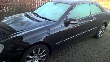 У меня на прульном Мерсе всё правильно: сначало мине, потом уже и пассажиру :)