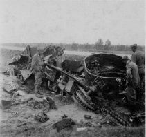 "устаревшие" танки были, вообще-то, с обеих сторон. Какая разница по большому счету - устарел морально Т-28 или нет, если в первые же дни они были просто оставлены на складах ЗапОВО и достались немцам? Или были брошены экипажами? Или вот - результат той самой суицидальной контратаки под Островом - по всей вероятности Т-28 л-та Калашникова (заводской № 350557) из состава 5-го тп 3-й тд 1-го мк С-З фронта.