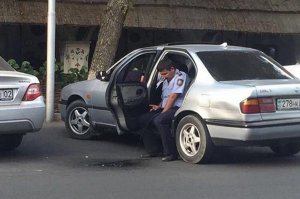 С таким быдлом надо бороться, и выгонять из органов. Но это не значит что можно мести всю полицию под одну гребенку. Там часто встречаются очень достойные люди.
