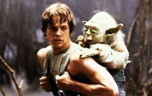 В чем суть фильма? Большая волосатая говорящая лягушка -психологически подчинила Люка себе -ездит на нем и в конце концов заставляет убить родного отца!