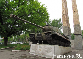 Один из этих красавчиков до сих пор стоит и у нас в Душанбе неподалеку от главно площади по ул. Шевченко, прям на кольцевой. Один из лучших памятников города!
Собственно вот он на фотках.