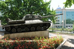 Один из этих красавчиков до сих пор стоит и у нас в Душанбе неподалеку от главно площади по ул. Шевченко, прям на кольцевой. Один из лучших памятников города!
Собственно вот он на фотках.